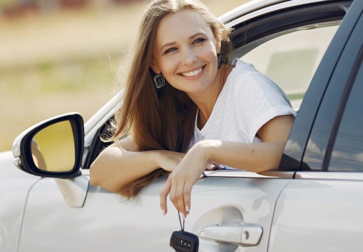 jeune femme conductrice souriante