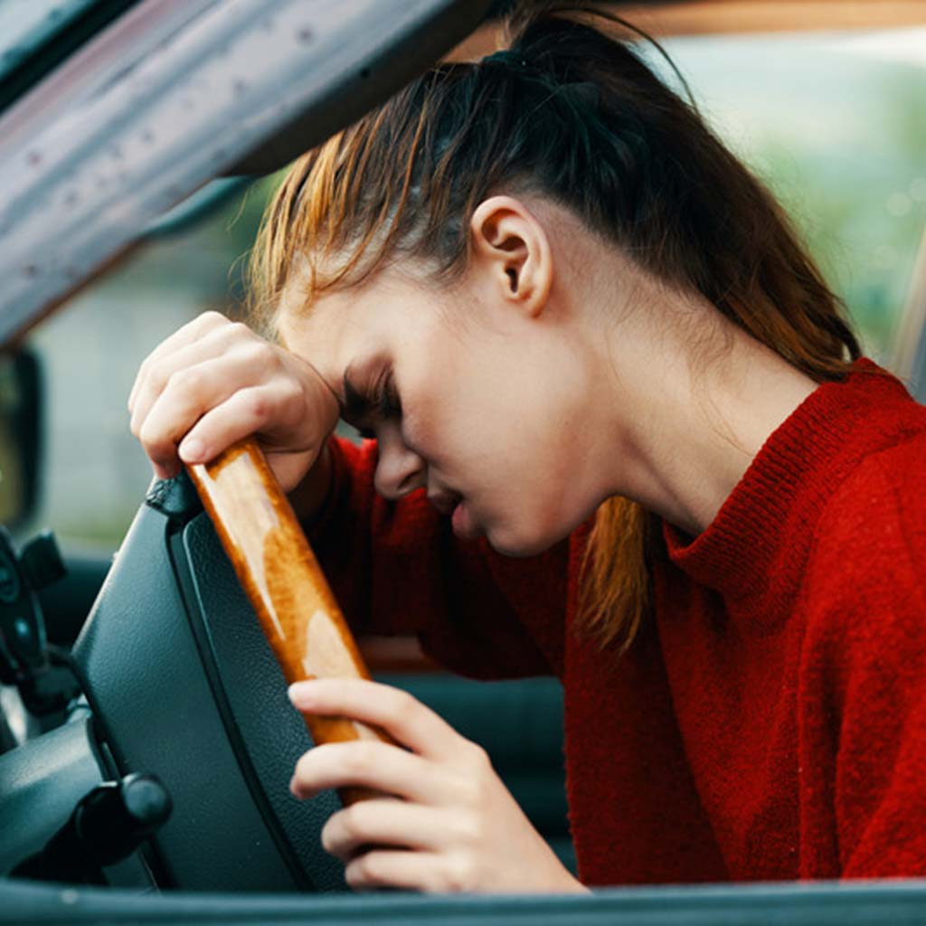 Conductrice stressée au volant